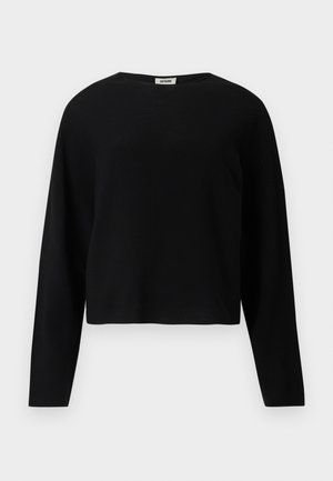 Suéter negro de punto, cropped, con mangas largas, escote redondo y ajuste relajado, exhibido sobre un fondo blanco.