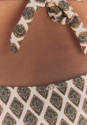 Két részből álló fürdőruha, csomóval a tetején és bonyolult levélmintás anyaggal zöld és arany színben, világos rózsaszín háttérrel.