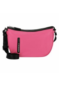 Bolsa crossbody de nailon rosa con un zipper y correa negra; presenta un diseño elegante y curvado, y una etiqueta en la parte delantera.