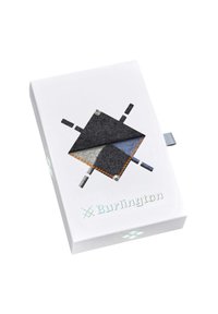 Burlington-productverpakking met een grafisch ontwerp van een patchwork in grijs, blauw en oranje, met een slanke witte doos en reliëftekst.