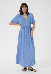 Blaues Maxikleid mit V-Ausschnitt, kurzen, schwingenden Ärmeln und taillierter Taille. Hergestellt aus leichtem Stoff mit einem subtilen, strukturierten Muster.