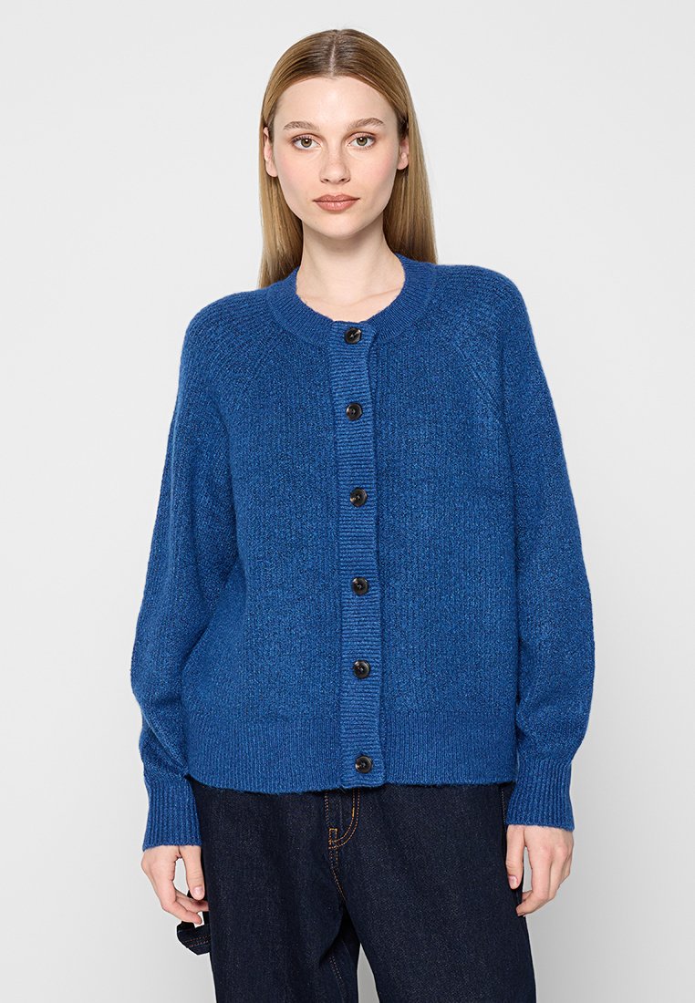 Blauer Strickcardigan mit rundem Ausschnitt, gerippten Bündchen und Knopfverschluss. Mit einer strukturierten Oberfläche und lässiger Passform.