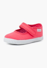 Scarpa Mary Jane rosa in tela con suola in gomma bianca e fascia in Velcro. L'interno presenta un motivo a scacchi.