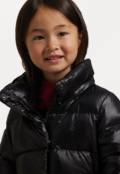 Casaco puffer preto com gola alta, textura brilhante e botões de pressão. Apresenta um logo discreto do lado esquerdo. A camada interna é vermelha.