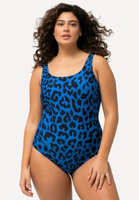 Blå leopardprint badedragt med sorte detaljer, der har scoop-neck, brede stropper og struktureret materiale.