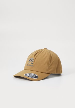 Cappello in tessuto marrone con visiera curvata, caratterizzato da un logo con ingranaggio e sole in nero e oro. Include un adesivo di taglia sulla visiera.