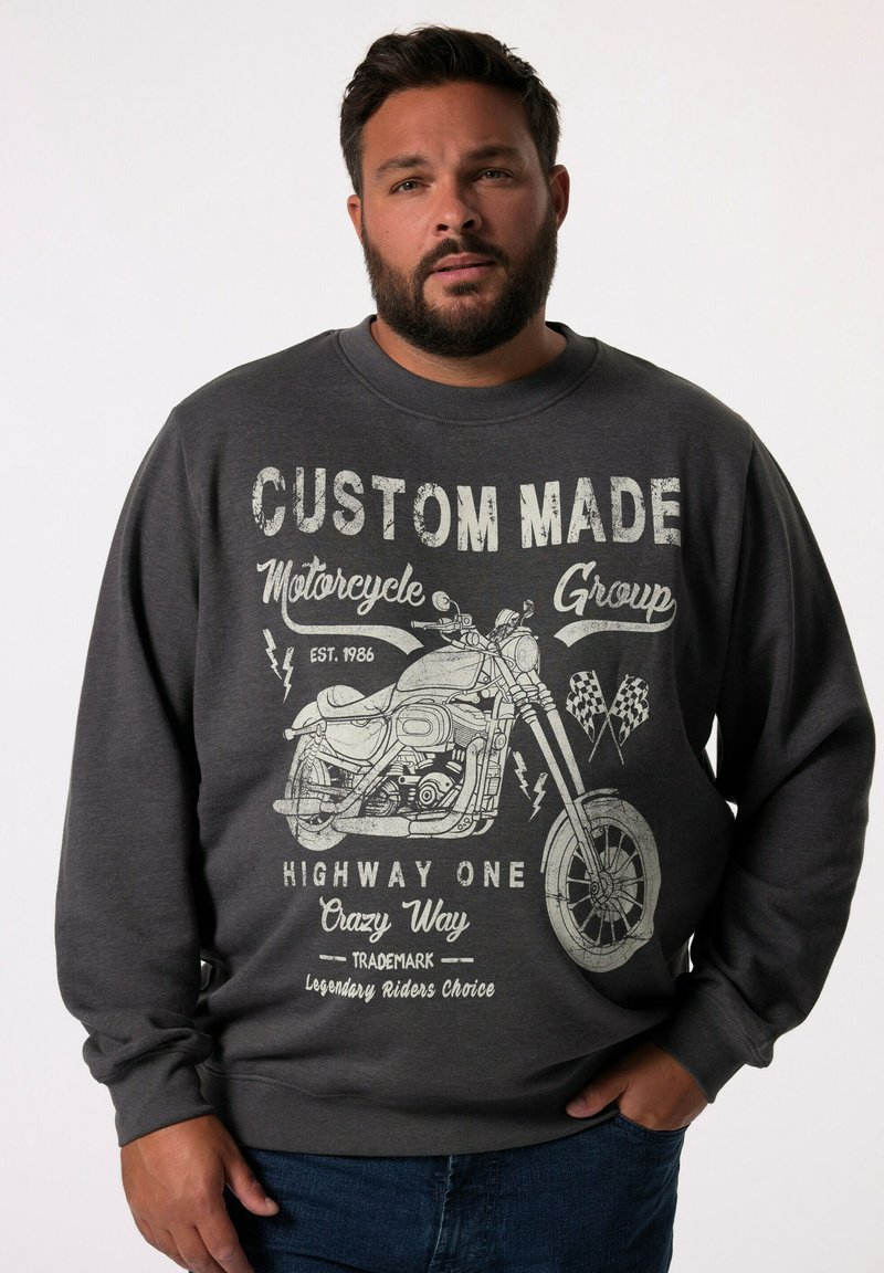 Šedá mikina s potiskem motocyklu v opotřebeném bílém provedení, s textem "Custom Made Motorcycle Group" a ozdobnými detaily.