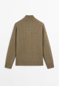 Bruine gebreide trui met een kabelpatroon, hoge ribbelkraag, lange mouwen en ribbelmanchetten en zoom. Zachte textuur en regular fit.