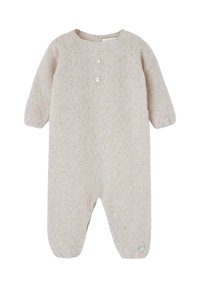 Romper lavorato a maglia beige chiaro con maniche lunghe, scollatura rotonda, tre bottoni frontali e un bottone decorativo alla caviglia.