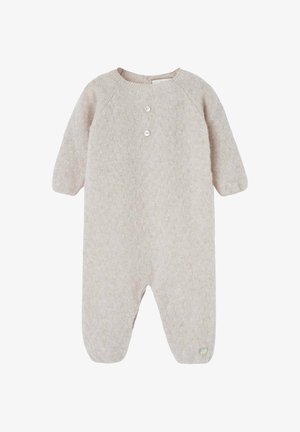 Romper lavorato a maglia beige chiaro con maniche lunghe, scollatura rotonda, tre bottoni frontali e un bottone decorativo alla caviglia.