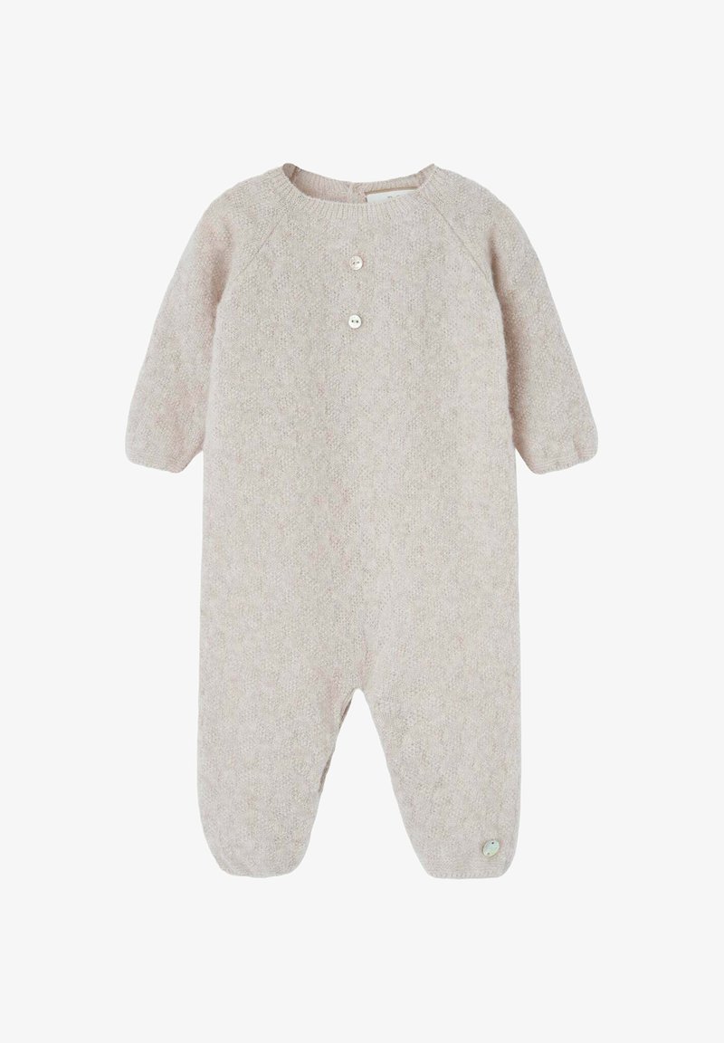 Romper lavorato a maglia beige chiaro con maniche lunghe, scollatura rotonda, tre bottoni frontali e un bottone decorativo alla caviglia.