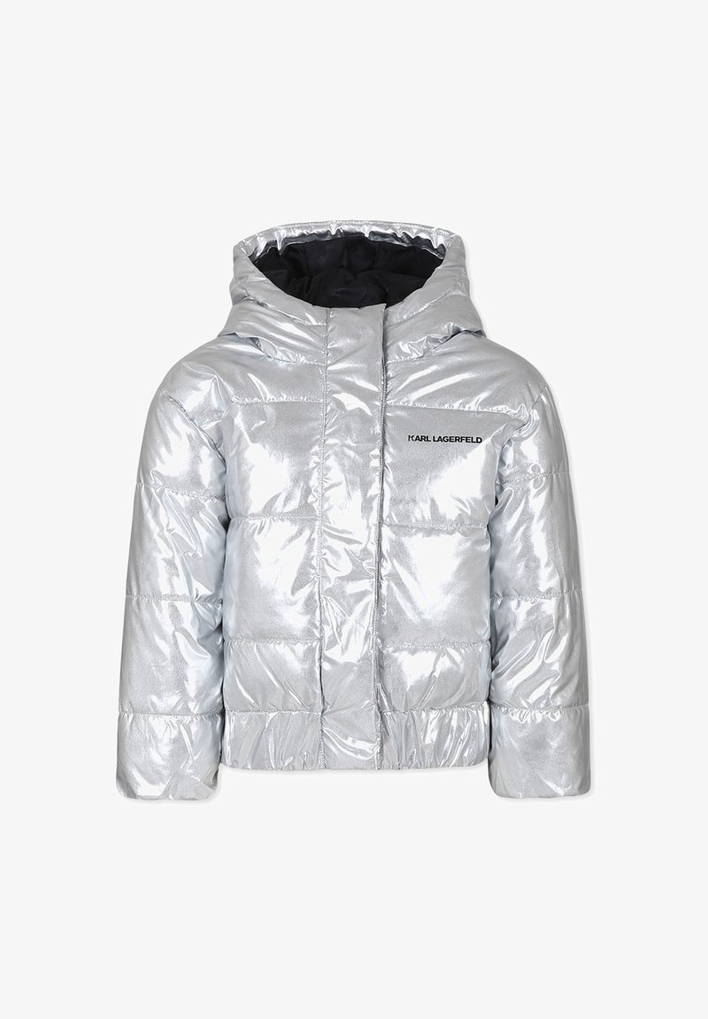 Giacca puffer argentata con finitura metallica lucida, cappuccio e rivestimento interno nero. Presenta un logo sul petto e un design trapuntato.