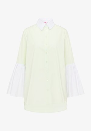 Világos zöld gombos ing fehér trombitához hasonló ujjal, klasszikus gallérral és egyenes alsó szegéllyel. Sima textúra.