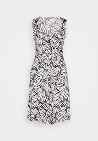 Robe sans manches longueur genoux avec motif abstrait de feuilles noir et blanc et ceinture cintrée à la taille sur fond uni.