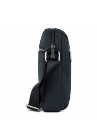 Borsa a tracolla nera in canvas con forma rettangolare, chiusura con zip, tracolla staccabile e accenti in hardware argentato. Finitura in tessuto testurizzato.