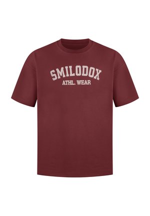 Camiseta de algodón color burdeos que presenta "SMILODOX ATHL. WEAR" en texto gris claro contrastante. Con mangas cortas y diseño de cuello redondo estándar.