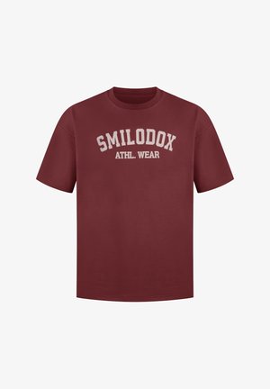 Bordowa bawełniana koszulka z krótkim rękawem z napisem "SMILODOX ATHL. WEAR" w kontrastującym jasnoszarym kolorze. Standardowy krój z okrągłym dekoltem.