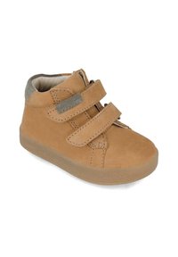 Zapato alto de ante marrón con dos correas de Velcro, detalles en gris, suela beige y una textura suave. Diseñado para la comodidad y facilidad de uso.