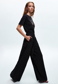 adL BELTED WAIST - Kalhoty - black