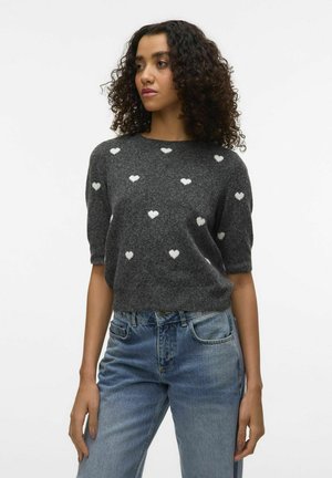 Dunkelgrauer kurzärmeliger Pullover mit weißen Herzmustern, runder Halslinie und weicher Textur, kombiniert mit hellblauen Jeans.