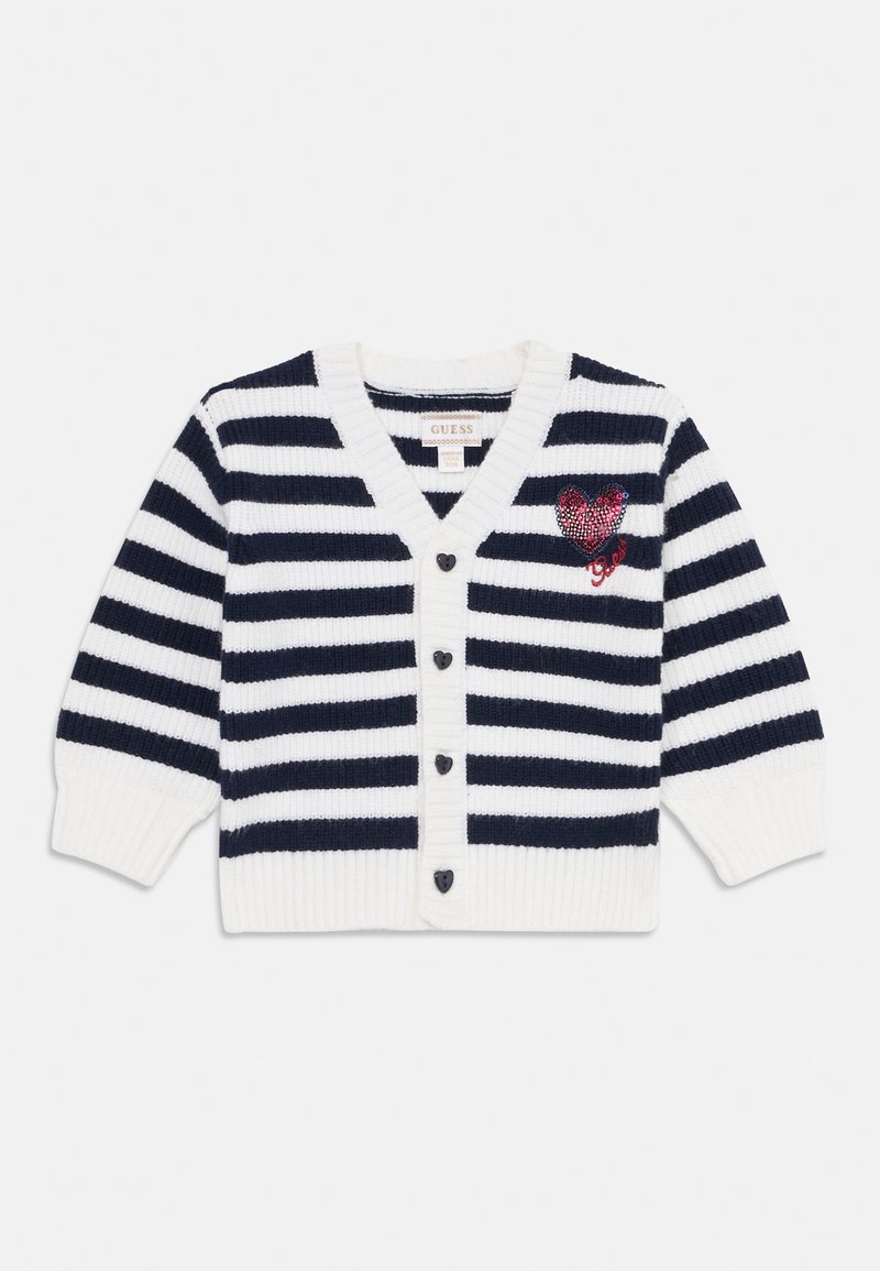 Cardigan riscado em azul marinho e branco com decote em V, seis botões pretos e um detalhe em coração de lantejoulas vermelhas no lado esquerdo do peito. Textura de malha.