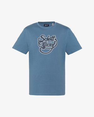 Blaues T-Shirt mit kurzen Ärmeln und Rundhalsausschnitt, mit weißem und dunkelblauem "Schott Official"-Logo in Schreibschrift, mittig auf der Vorderseite.