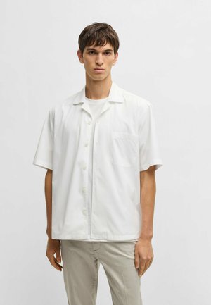 Witte korte mouwen overhemd met een knoopsluiting aan de voorkant, kraag en een enkele borstzak. Gemaakt van een gladde stof, geschikt voor casual kleding.