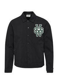 Svart jacka gjord av slitstarkt tyg; har en knappstängning fram, två sidofickor och en broderad logotyp i grönt och vitt på bröstet.