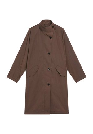 Manteau marron, longueur genou, avec un col haut, des manches longues et deux poches avant ; il présente des boutons noirs et un tissu lisse et léger.