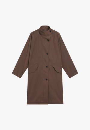 Cappotto marrone, fino al ginocchio, con colletto alto, maniche lunghe e due tasche frontali; presenta bottoni neri e un tessuto morbido e leggero.