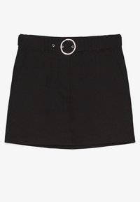 Svart högmidjad minikjol med bältesöglor, framfickor och ett runt silverfärgat spänne på en vit bakgrund.