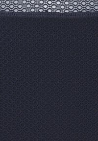 Niebieska siatka o heksagonalnym wzorze. Lekka z teksturowaną powierzchnią, odpowiednia do oddychających odzieży lub akcesoriów.