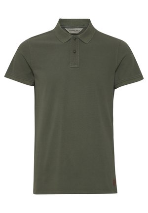 Polo verde măsliniu din amestec de bumbac, cu un guler cu trei nasturi, mâneci scurte și un eticheta subtilă cu logo la tiv.