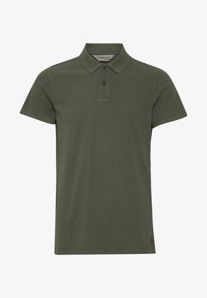 Olive zöld, pamut keverék póló, háromgombos nyakkal, rövid ujjal és diszkrét logóval a hemnél.