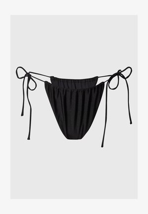 Svart bikini-bunn med justerbare sidesnorer. Myk tekstil, sammenkrøllet design, og en ensfarget farge uten mønstre. Fôret interiør synlig.