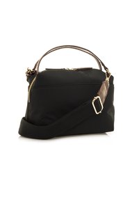 Borsa a mano nera in nylon con forma strutturata, dotata di manico superiore e tracolla in tessuto regolabile. Dettagli in metallo e zip dorate.
