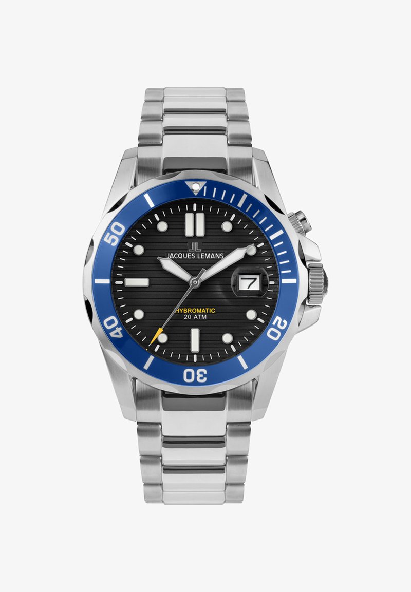 Reloj de acero inoxidable con un dial texturizado negro, bisel azul, marcadores luminosos y muestra de la fecha a las 3 en punto; resistente al agua hasta 20 ATM.