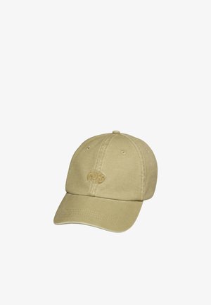 Beige baseballpet met gebogen klep en gestikte ventilatiegaten bovenop, met een subtiel geborduurd logo op het voorpaneel.