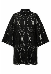 Chaqueta de camisa negra de encaje con intrincados patrones florales, cuello con solapa, mangas de 3/4 y bordes ondulados con un diseño de frente abierto.