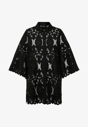 Chaqueta de camisa negra de encaje con intrincados patrones florales, cuello con solapa, mangas de 3/4 y bordes ondulados con un diseño de frente abierto.