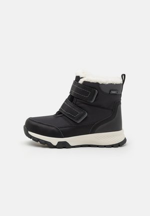 Bottes d'hiver noires avec une douce doublure en fourrure blanche, deux bandes Velcro pour la fermeture et une semelle robuste pour l'adhérence.