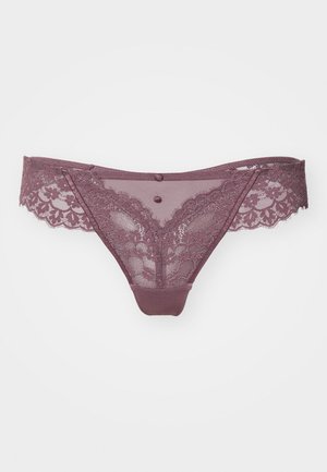 Kantstring in diep mauve met doorzichtige gaasdelen, bloemachtige kantdetails en kleine knopen aan de voorkant. Zachte tailleband.