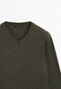 Maglione leggero a V di un verde oliva, realizzato in tessuto morbido. Caratterizzato da un collo a coste e una texture liscia con dettagli di cucitura minimi.
