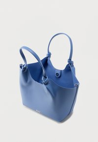 Modrá kožená taška na rameno s hladkou textúrou, dvojitými rukoväťami a západkovým zatváraním. Na prednej strane je jemný detail s logom.