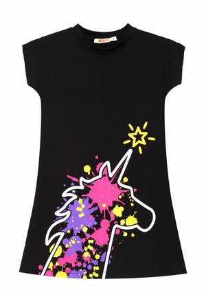 Robe noire à manches courtes avec silhouette de licorne éclaboussée de peinture colorée rose, violette et jaune, avec une étoile jaune au-dessus de sa corne.