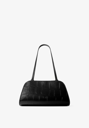 Sac à épaule noir en cuir synthétique façon crocodile, avec une longue bandoulière et une forme rectangulaire arrondie.