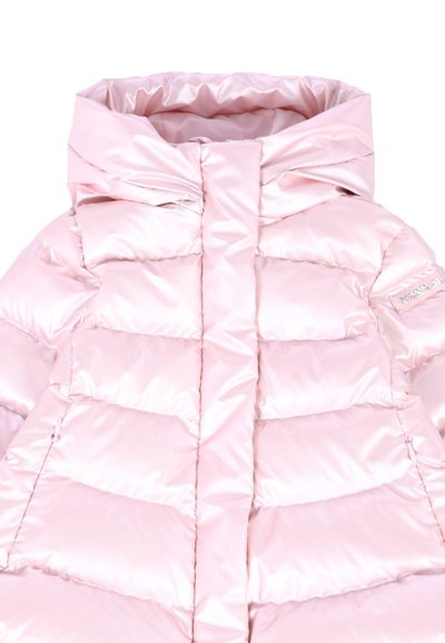 Giacca puffer rosa con finitura lucida, caratterizzata da un colletto alto, sezioni trapuntate e una chiusura frontale con zip. Include un accento logo sulla manica.