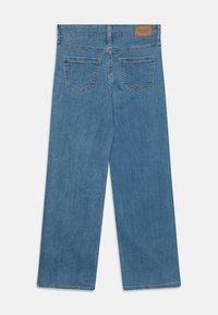 Lys blå denim vide ben jeans med høy midje, med to baklommer og et lærlogo-patch på linningen.