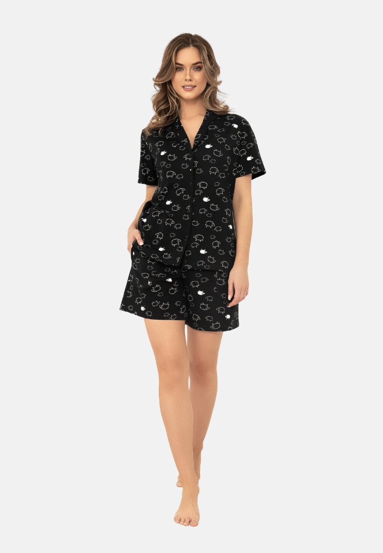 Czarny krótki zestaw piżamowy z kołnierzykiem, krótkimi rękawami i kieszeniami, zdobiony białym wzorem owiec. Gładka tekstura materiału.