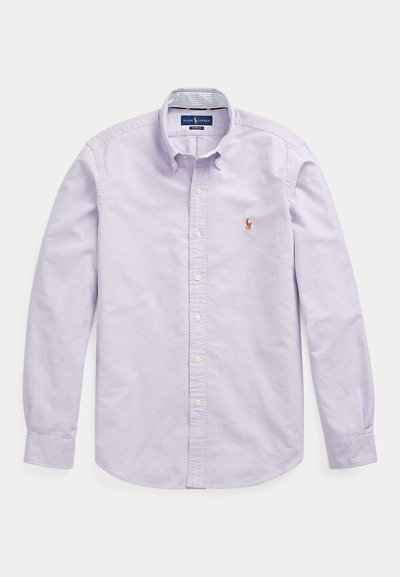 Ανοιχτό μωβ πουκάμισο με μακριά μανίκια και κουμπιά, κατασκευασμένο από υφασμένο βαμβάκι, με κλασικό γιακά και μικρό κεντημένο λογότυπο στο στήθος.